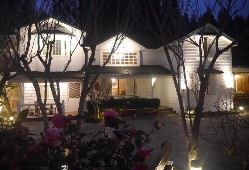 تختخواب و صبحانه He Feng Homestay