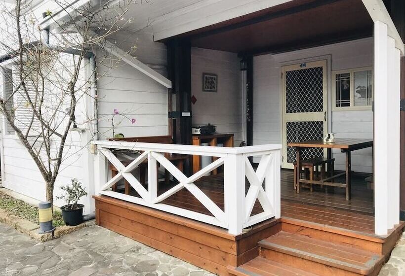 تختخواب و صبحانه He Feng Homestay