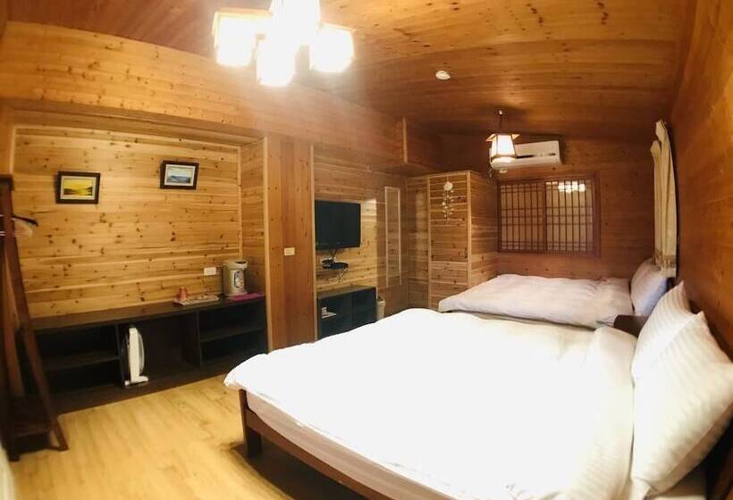 تختخواب و صبحانه He Feng Homestay