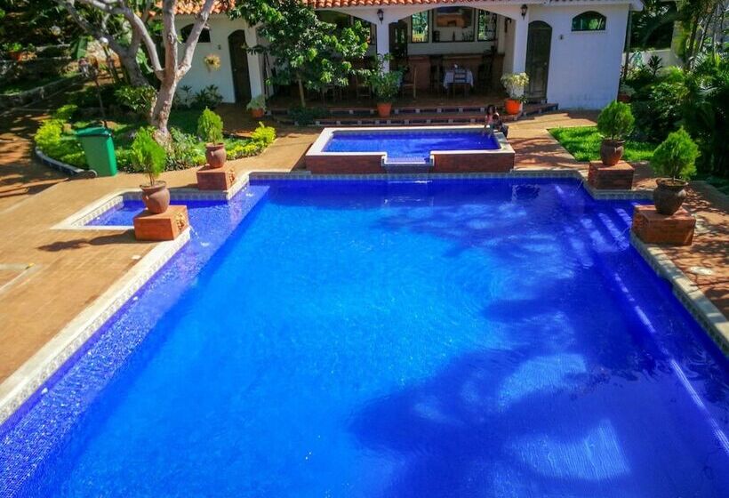 هتل Hostal Las Marias