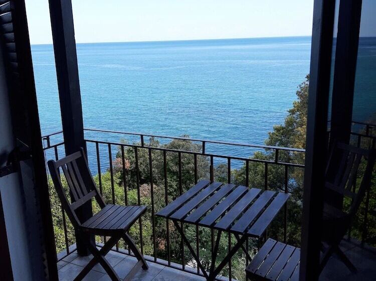 Katerina Fotopoulos Homes & Apartments