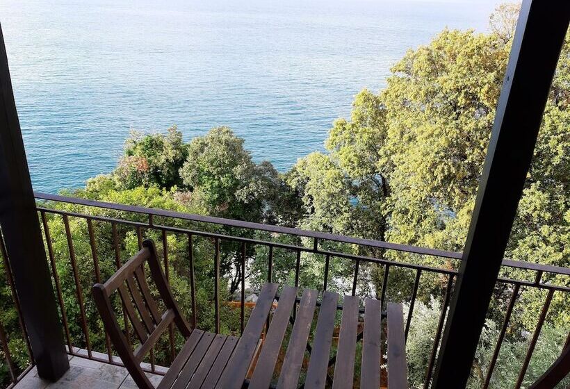 Katerina Fotopoulos Homes & Apartments