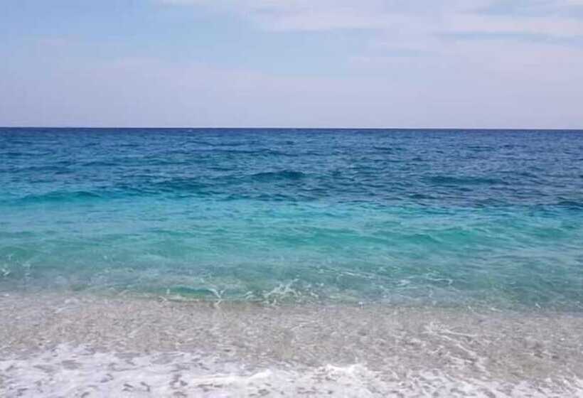 Katerina Fotopoulos Homes & Apartments