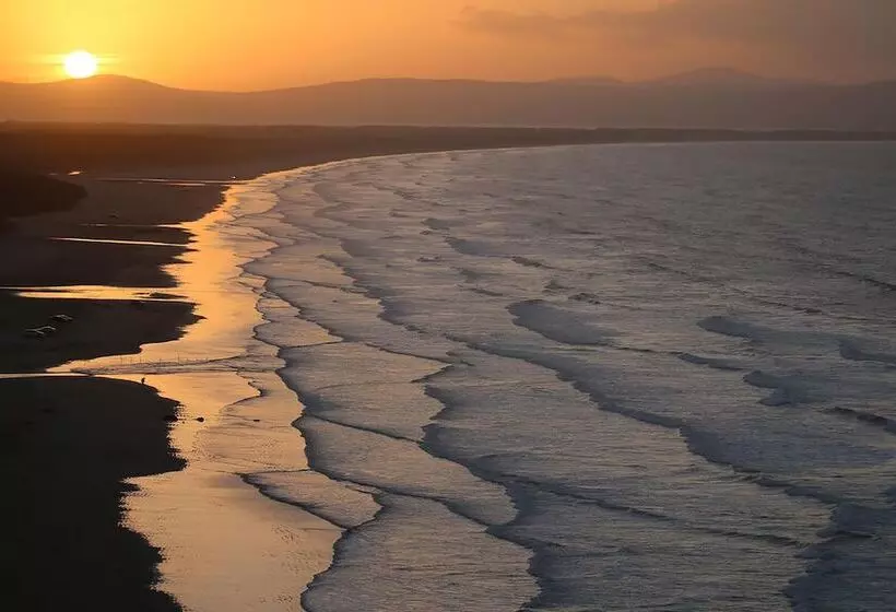 Majatalo The Strand House