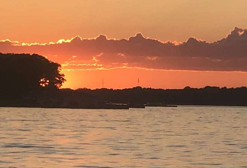 Seaway Slips Waterfront Cottages