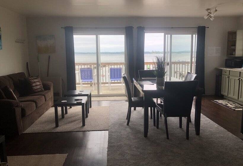 Seaway Slips Waterfront Cottages