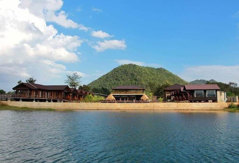 Demoso Lodge   Hostel