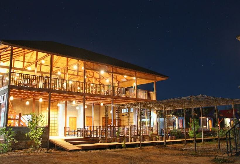 Demoso Lodge   Hostel