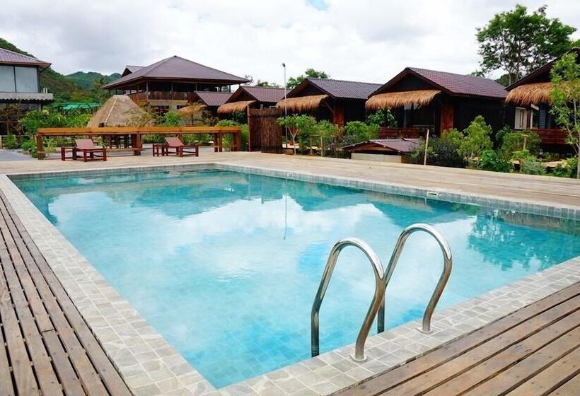 Demoso Lodge   Hostel