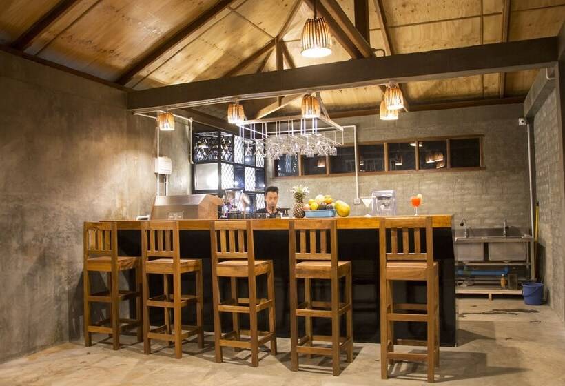 Demoso Lodge   Hostel