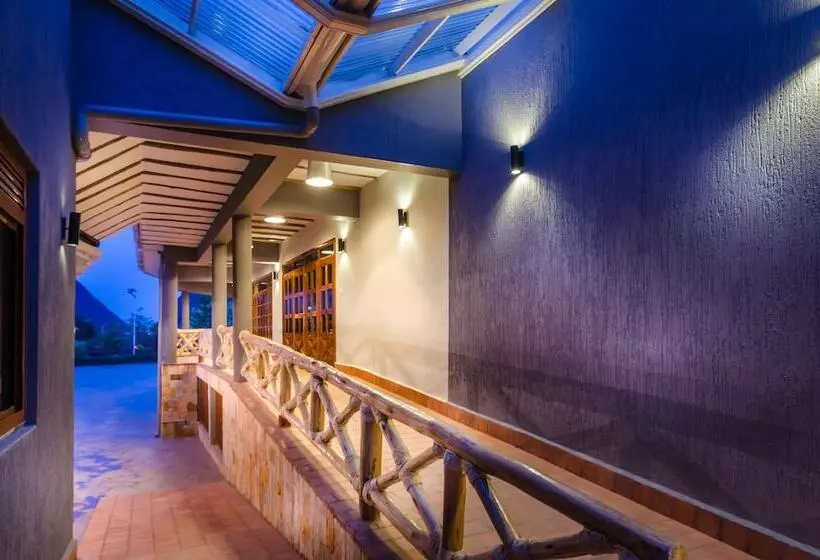 هتل Emburara Farm Lodge