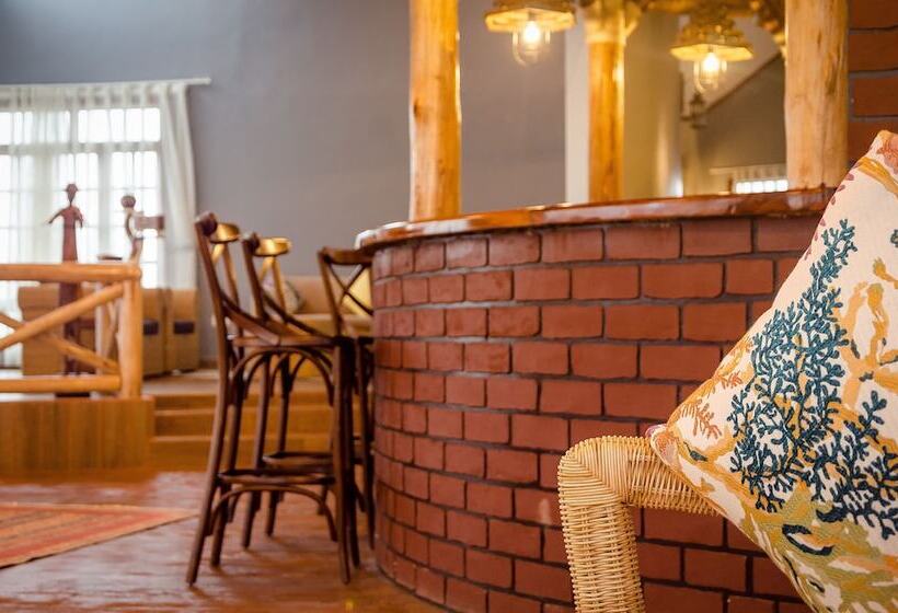 Отель Emburara Farm Lodge