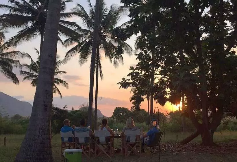 ホテル Simbamwenni Lodge And Camping