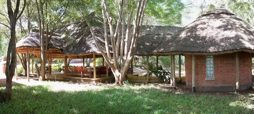 ホテル Simbamwenni Lodge And Camping