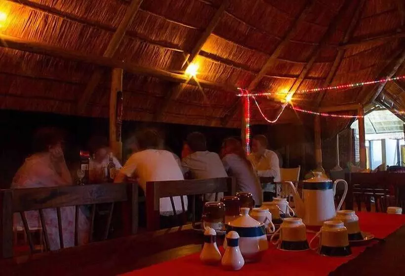 ホテル Simbamwenni Lodge And Camping