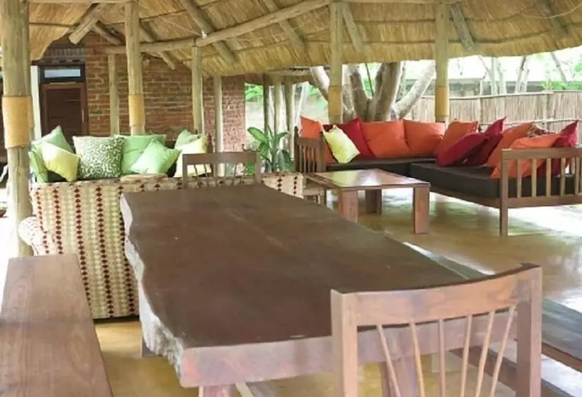 ホテル Simbamwenni Lodge And Camping