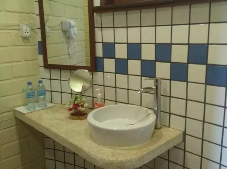 ホテル Simbamwenni Lodge And Camping