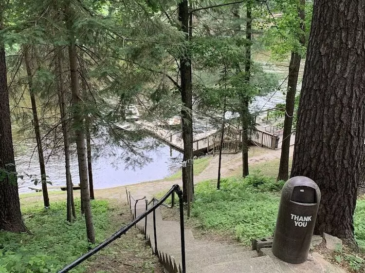 Lakeside Motel