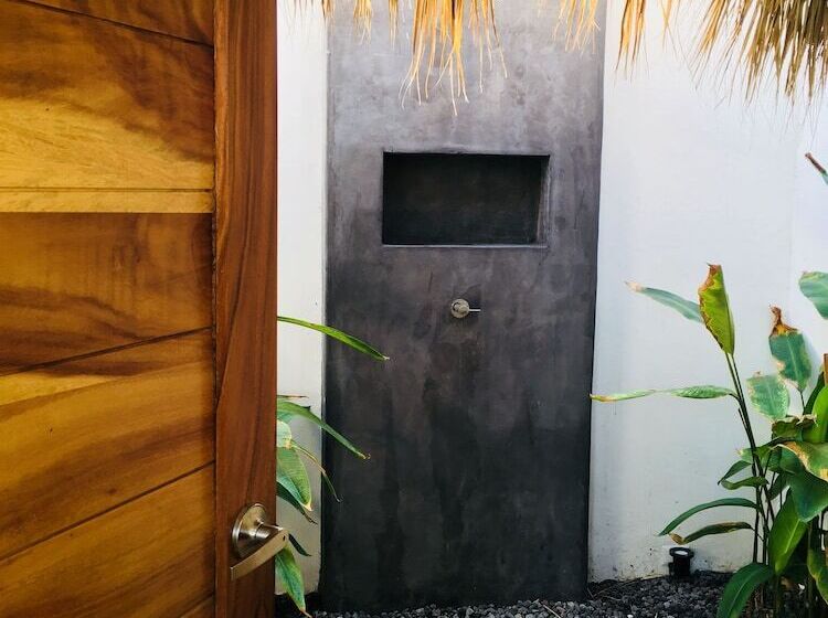 هتل Swell Surf & Lifestyle