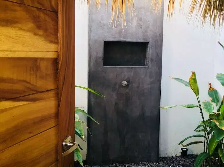 هتل Swell Surf & Lifestyle