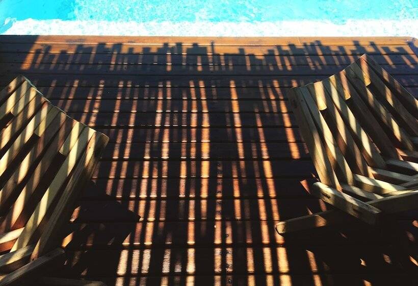 هتل Swell Surf & Lifestyle