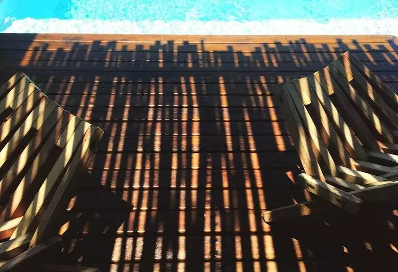 هتل Swell Surf & Lifestyle