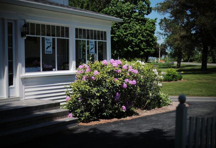 Carleton Inn & Cottages