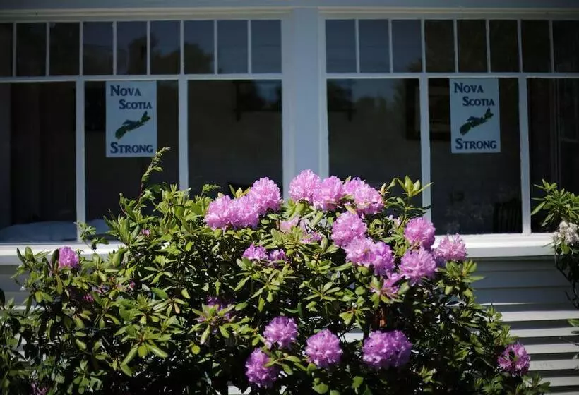 Carleton Inn & Cottages