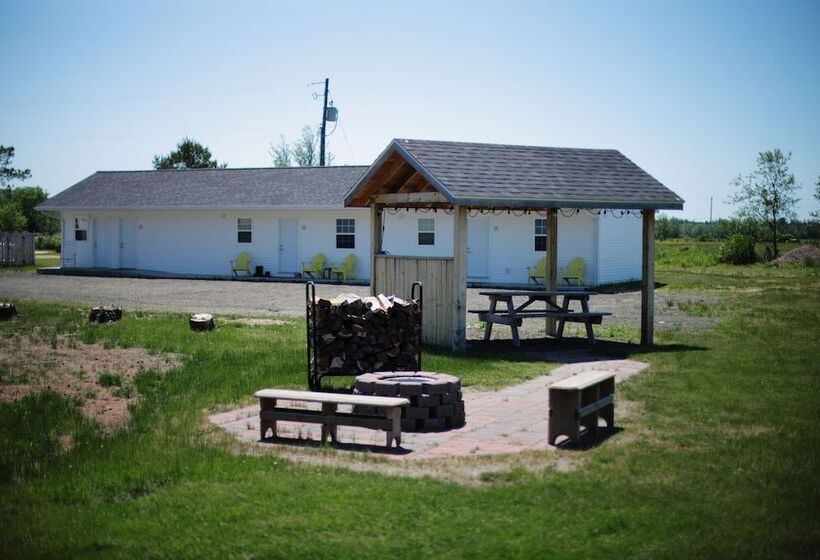 Carleton Inn & Cottages