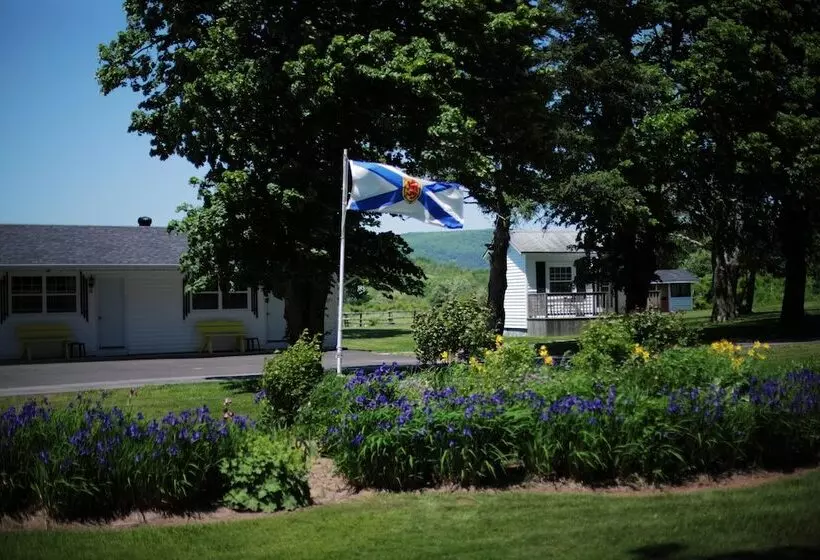 Carleton Inn & Cottages