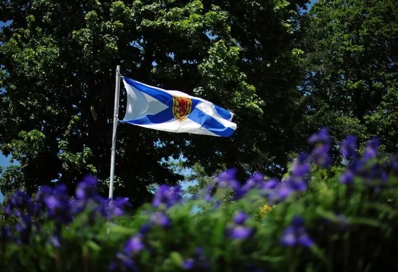 Carleton Inn & Cottages