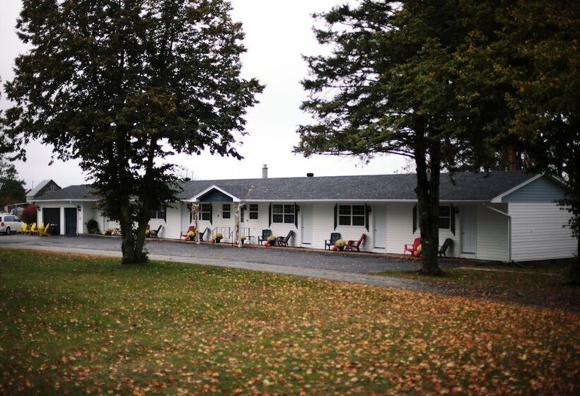 Carleton Inn & Cottages