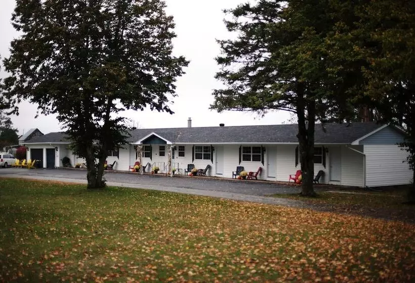 Carleton Inn & Cottages