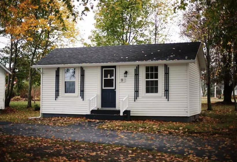 Carleton Inn & Cottages