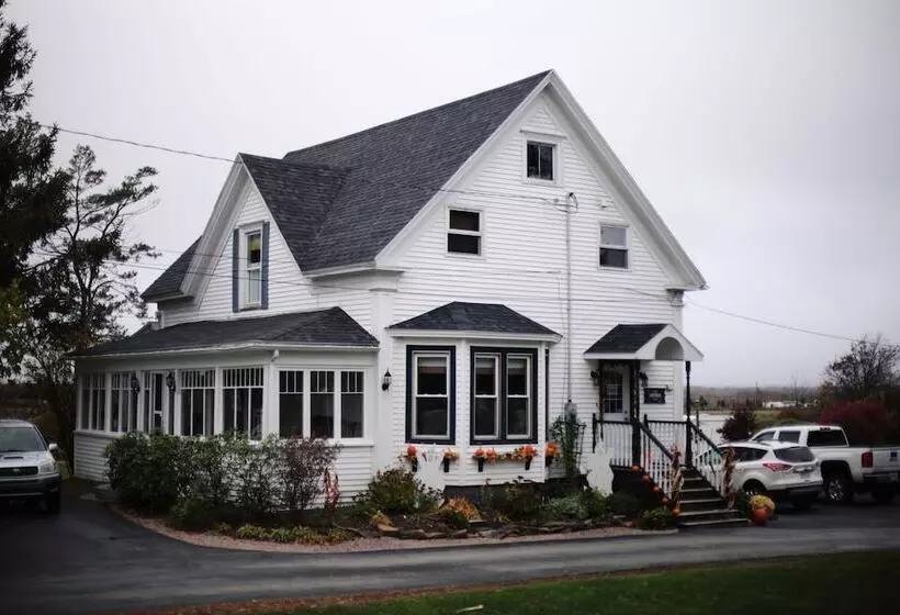 Carleton Inn & Cottages