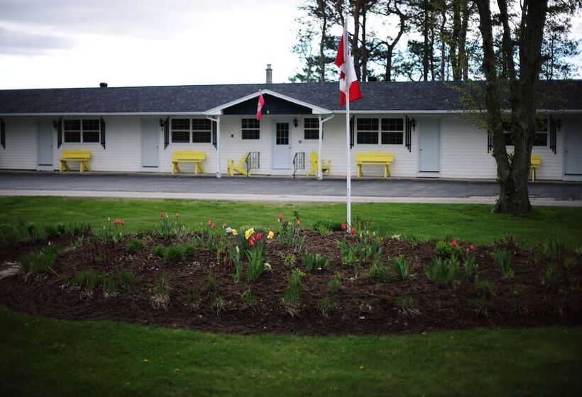 Carleton Inn & Cottages