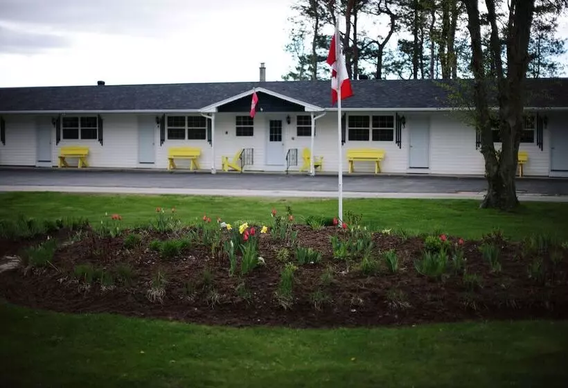 Carleton Inn & Cottages