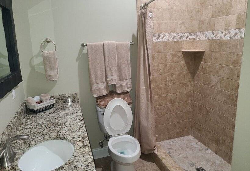 Отель Magnolia Creek Lodge