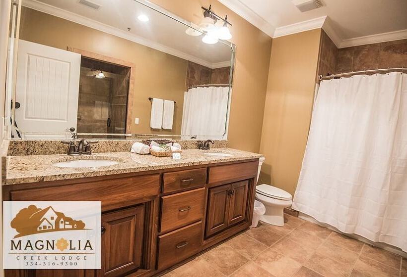 Отель Magnolia Creek Lodge
