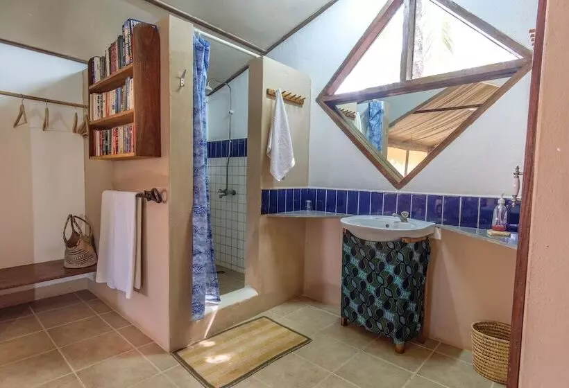 هتل Mkoma Bay Tented Lodge