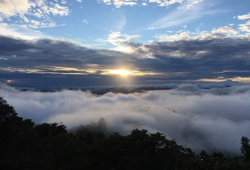 Hotelli Ukrist Farm Hill Resort