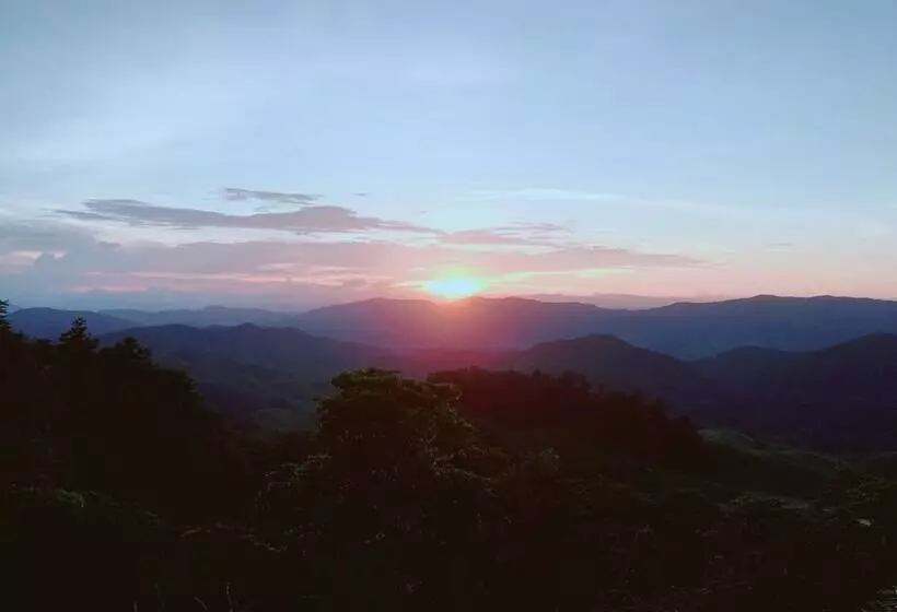 Hotelli Ukrist Farm Hill Resort