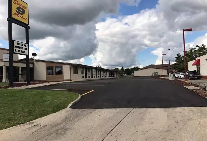 Super 9 Motel