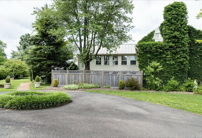 ベッドアンドブレックファースト The Rooms Up There