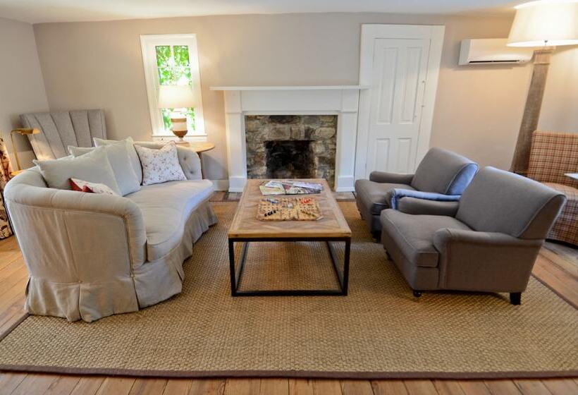 ベッドアンドブレックファースト The Rooms Up There