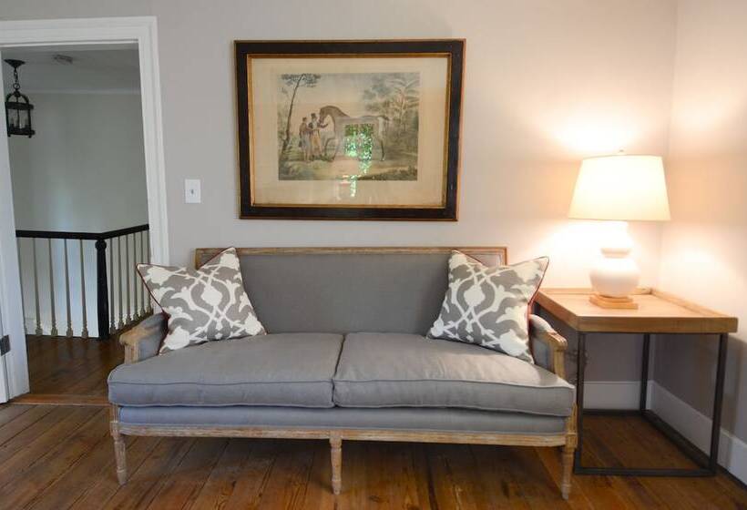 ベッドアンドブレックファースト The Rooms Up There