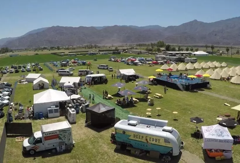 Hotelli Base Camp Pop Up Rv & Tent Camping Resort