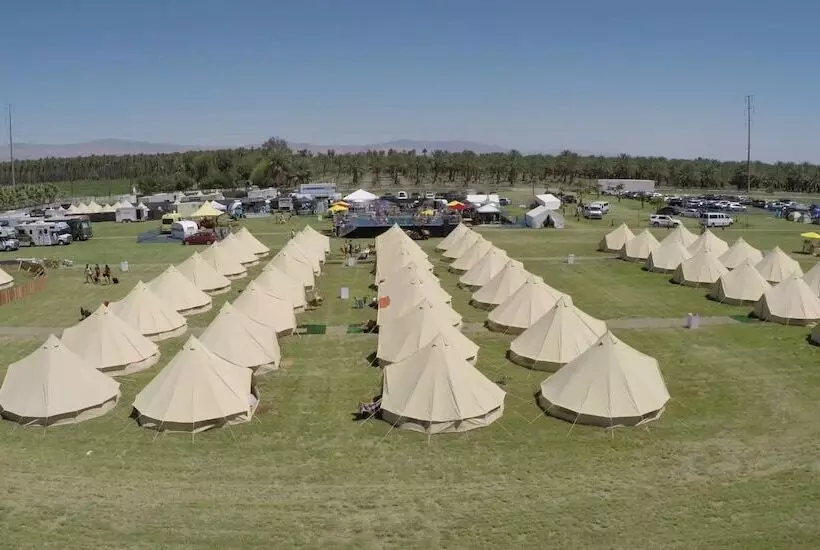 Hotelli Base Camp Pop Up Rv & Tent Camping Resort