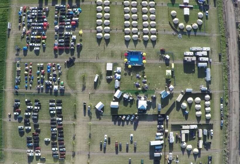 酒店 Base Camp Pop Up Rv & Tent Camping Resort