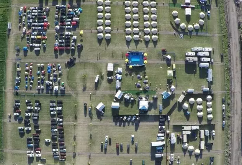 Hotelli Base Camp Pop Up Rv & Tent Camping Resort